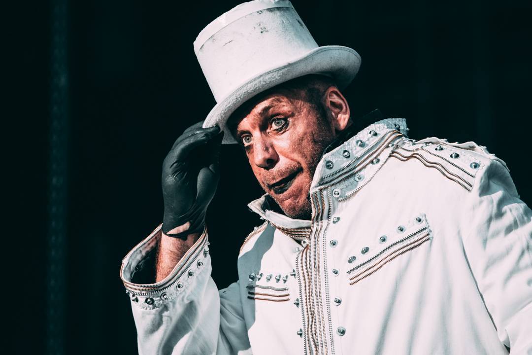 VIDEO: Rammstein mají nový, mládeži nepřístupný videoklip k songu Ausländer. Brojí v něm proti kolonialismu