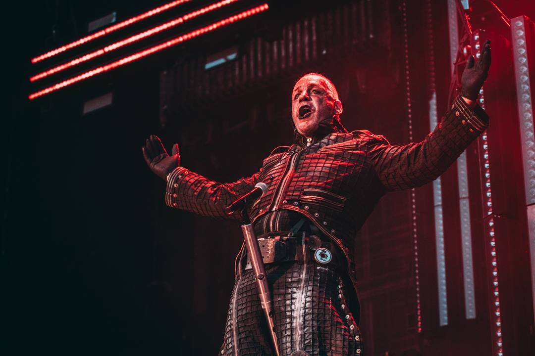 VIDEO: Rammstein mají nový, mládeži nepřístupný videoklip k songu Ausländer. Brojí v něm proti kolonialismu