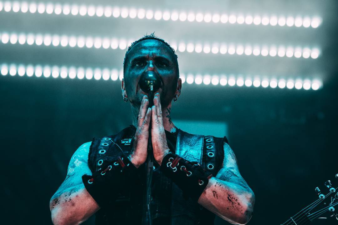 VIDEO: Rammstein mají nový, mládeži nepřístupný videoklip k songu Ausländer. Brojí v něm proti kolonialismu