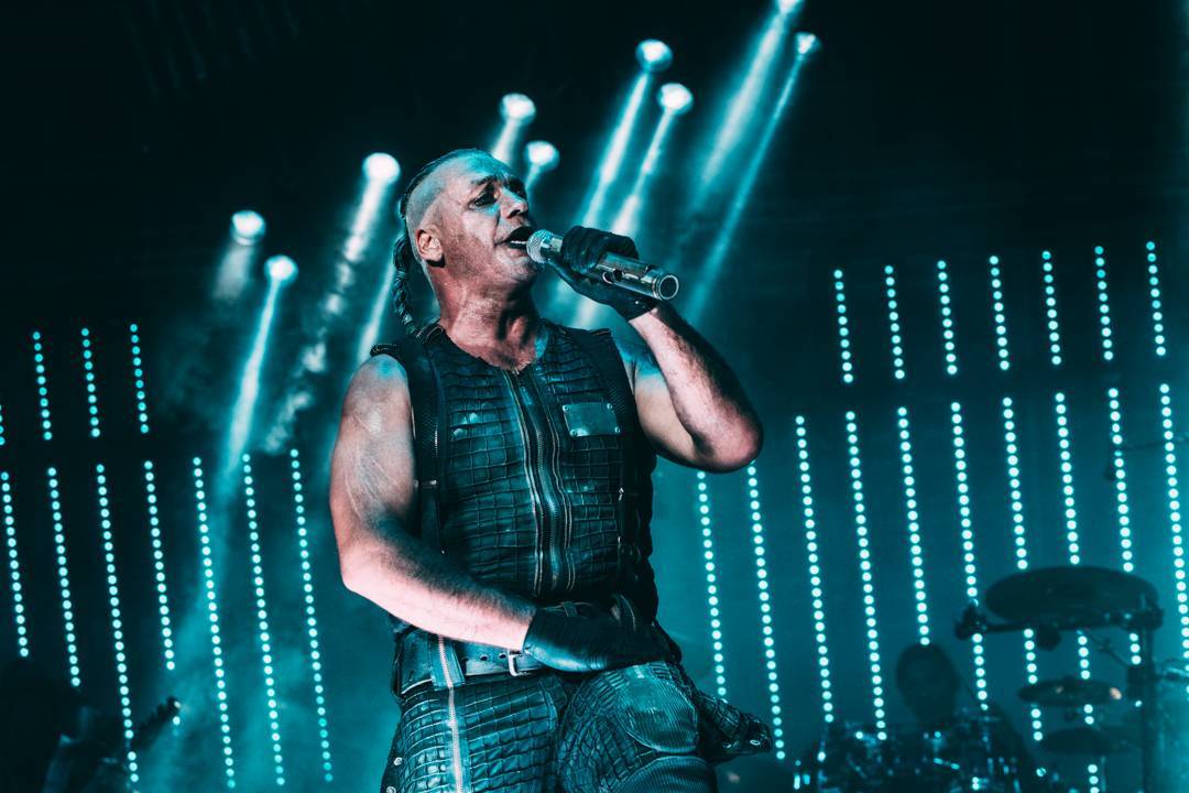 VIDEO: Rammstein mají nový, mládeži nepřístupný videoklip k songu Ausländer. Brojí v něm proti kolonialismu
