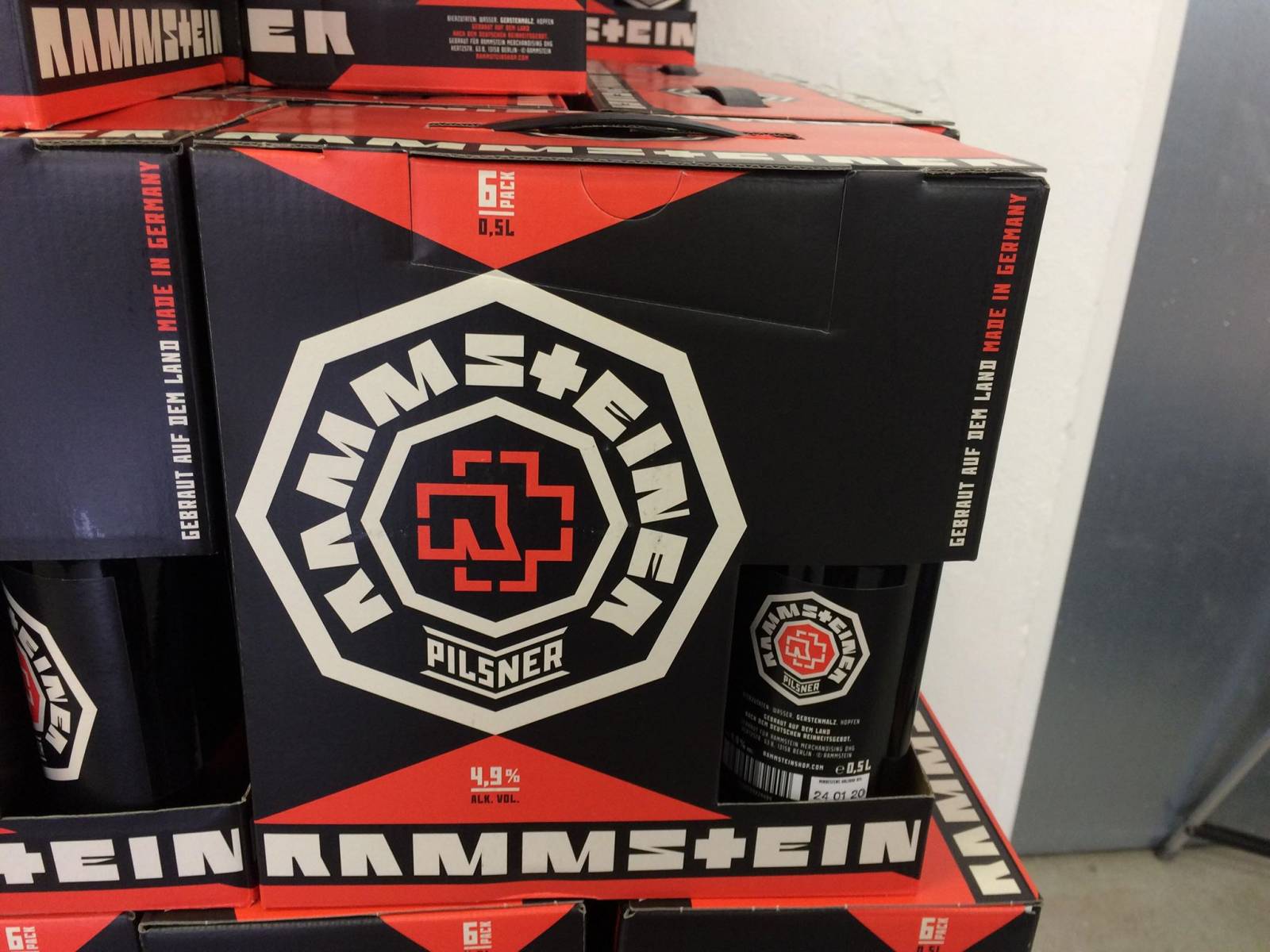 V Praze se objevil obchod a výstava Rammstein - jen na tři dny. Podívejte se, co tam uvidíte