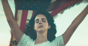AUDIO: Lana Del Rey nahrála písničku o masových útocích střelnou zbraní v Americe