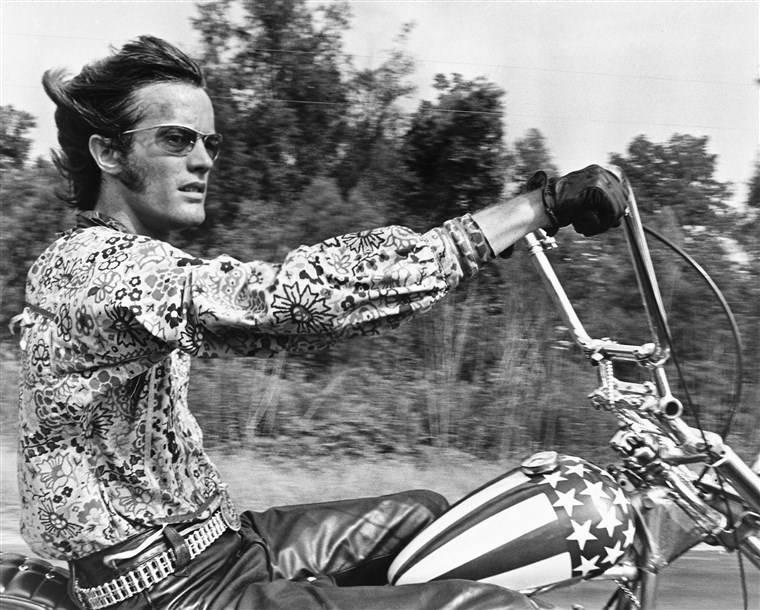 Zemřel herec Peter Fonda, motorkář z Bezstarostné jízdy. S Beatles užíval LSD, John Lennon o tom napsal píseň