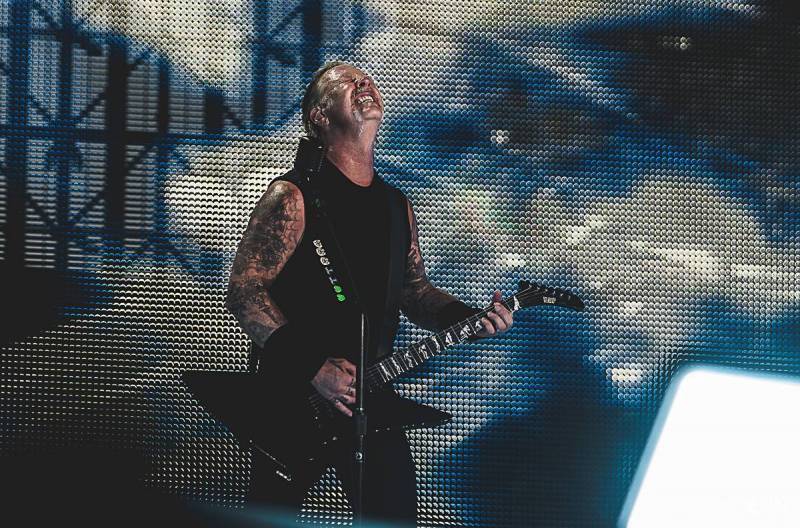Metallica přerušuje turné. James Hetfield se vrací na odvykací léčbu