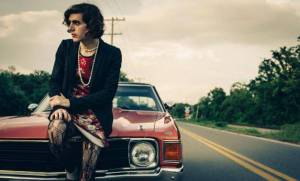 Provokatér Ezra Furman přiváží punkem řízlý indie-pop. Vystoupí v Roxy