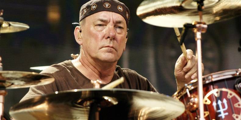 Zemřel Neil Peart. Bubeník Rush prohrál svůj boj s rakovinou mozku