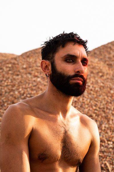 Jako vousatá zpěvačka Conchita Wurst vyhrál Eurovizi, nyní Tom Neuwirth míří do Prahy