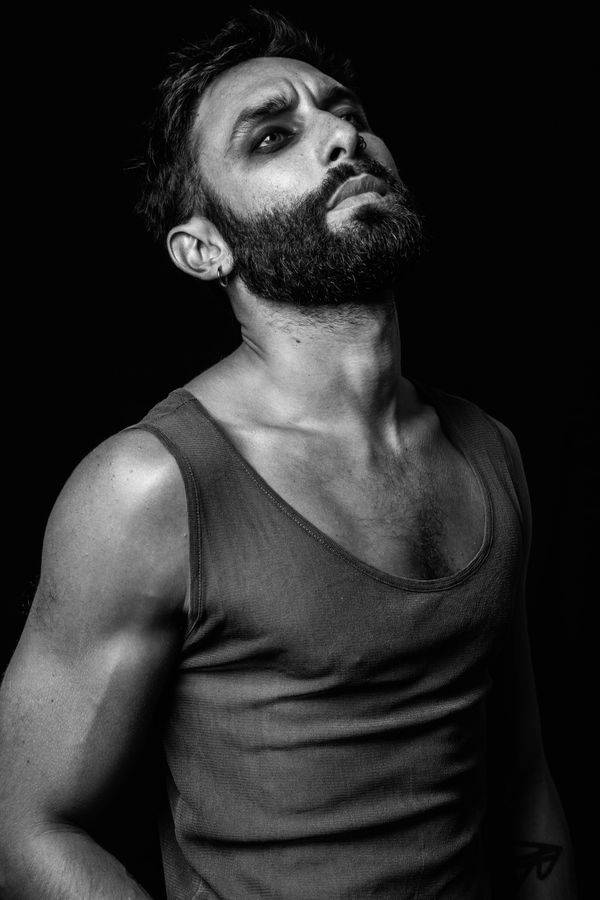 Jako vousatá zpěvačka Conchita Wurst vyhrál Eurovizi, nyní Tom Neuwirth míří do Prahy