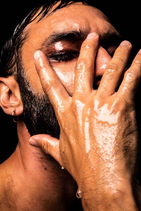 Jako vousatá zpěvačka Conchita Wurst vyhrál Eurovizi, nyní Tom Neuwirth míří do Prahy