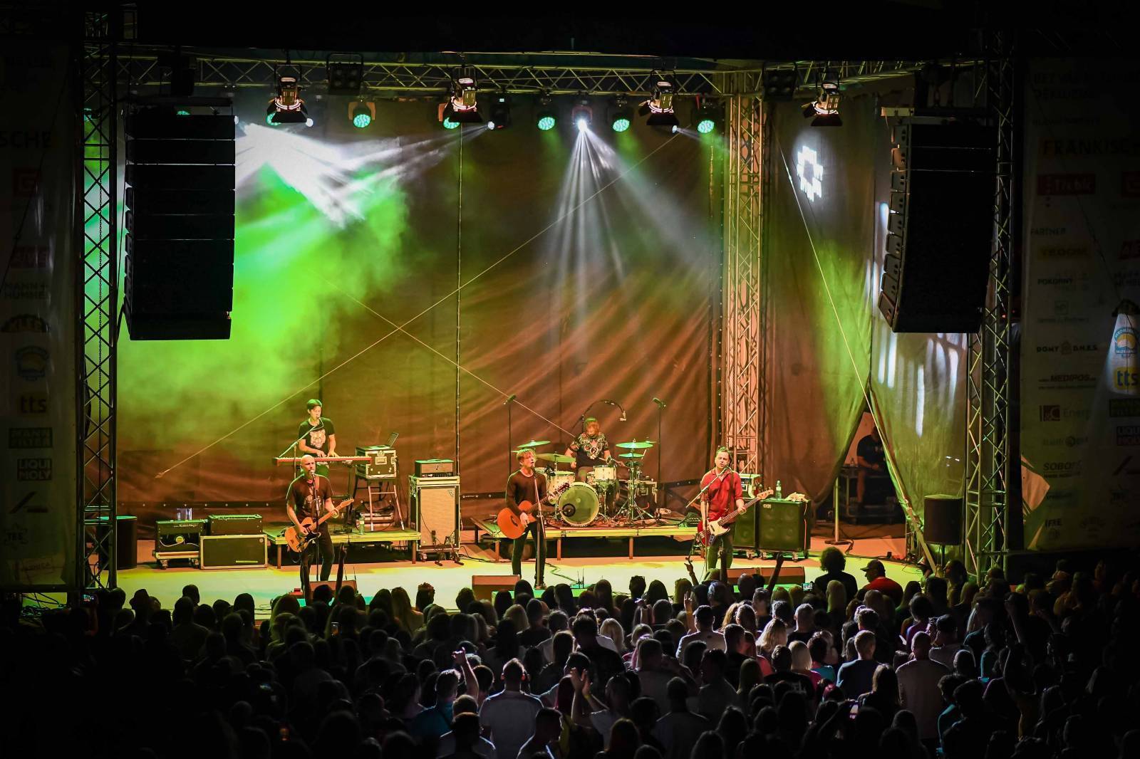 Chinaski vyrazí na vánoční turné