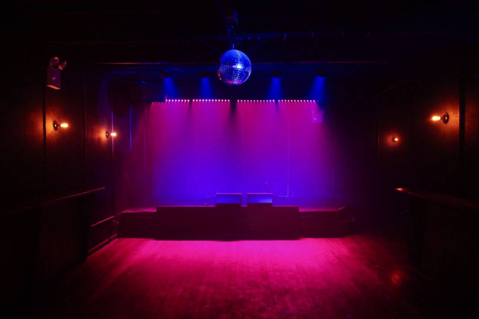 Paralýza veškerého kulturního života minimálně na 14 dní.  Nad pomocí umrtvenému sektoru „byly započaty diskuze“