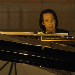 Nick Cave se postavil za The Pogues. BBC se nelíbí vulgarismy ikonického vánočního hitu a změnilo text Fairytale Of New York 