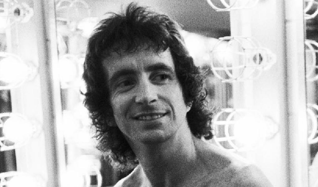 Hlas Bona Scotta ožívá, kapela Fraternity vydává nikdy neslyšené písně