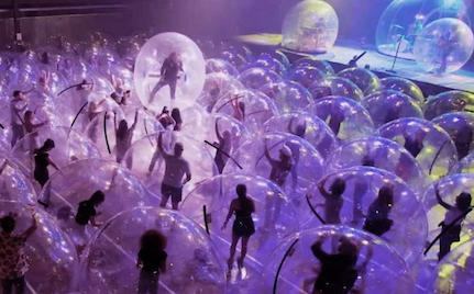 Hurá bubliny! Flaming Lips zahráli pro obří plastové koule. Je tohle budoucnost?