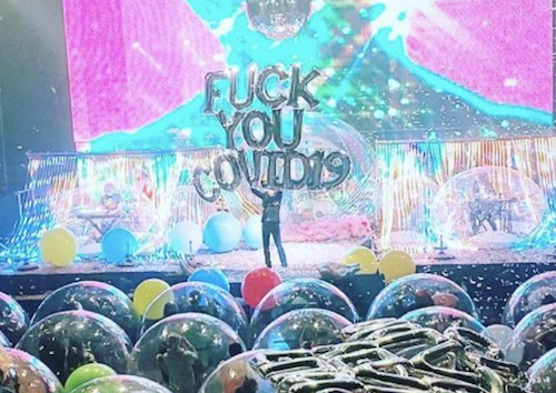 Hurá bubliny! Flaming Lips zahráli pro obří plastové koule. Je tohle budoucnost?