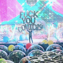 Hurá bubliny! Flaming Lips zahráli pro obří plastové koule. Je tohle budoucnost?