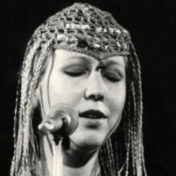 Zemřela zpěvačka a perkusistka Mirka Křivánková, podílela se na hudbě k seriálu Bakaláři