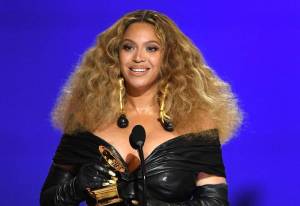 Grammy znají své vítěze. Beyoncé se stala nejúspěšnější umělkyní všech dob, sošky si odnesly i Dua Lipa, Billie Eilish nebo Taylor Swift