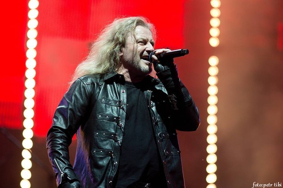 Kabát vyráží na turné Cirkus Kabát, původní šňůru opět překládá