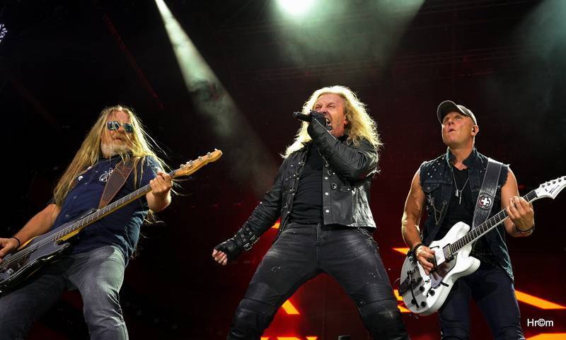 Kabát vyráží na turné Cirkus Kabát, původní šňůru opět překládá