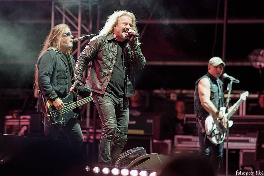 Kabát vyráží na turné Cirkus Kabát, původní šňůru opět překládá