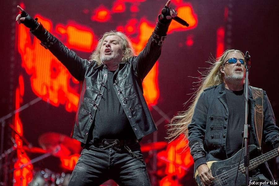 Kabát vyráží na turné Cirkus Kabát, původní šňůru opět překládá