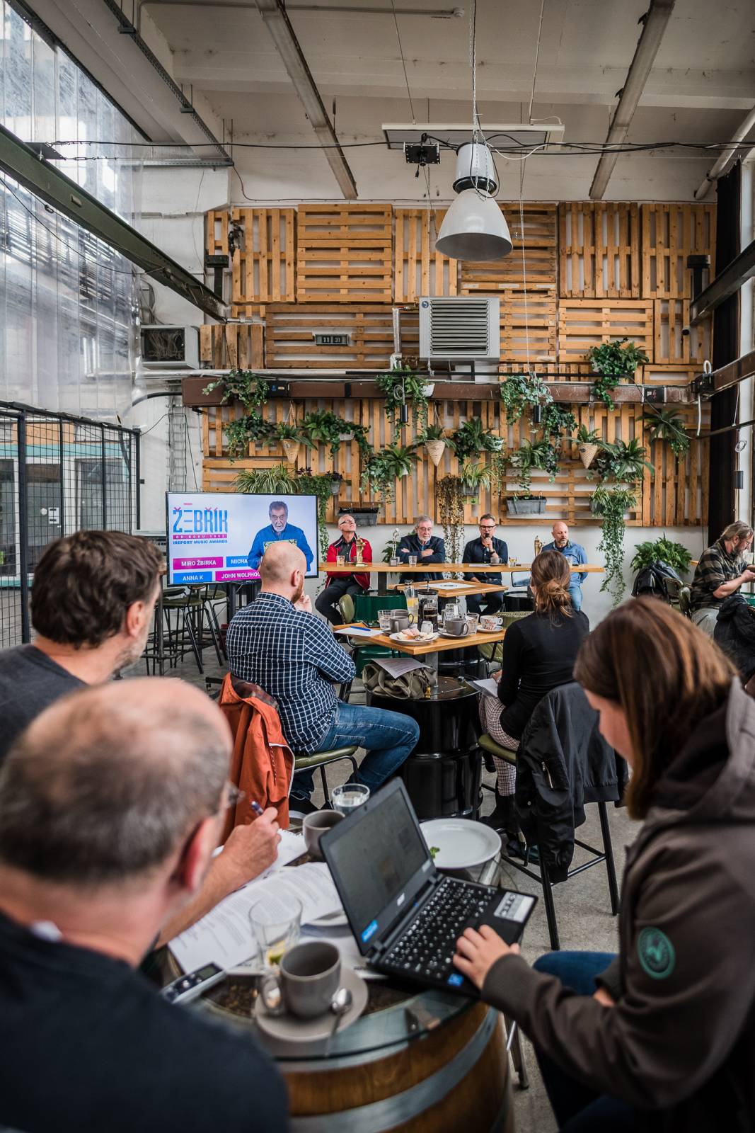 Na Žebřík už tento pátek! Finálovou show odstartují Anna K. a Miro Žbirka, ceny převezmou vítězové dvou ročníků ankety