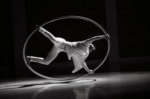 Turné glorchestra doprovodí se svojí akrobatickou show Losers Cirque Company