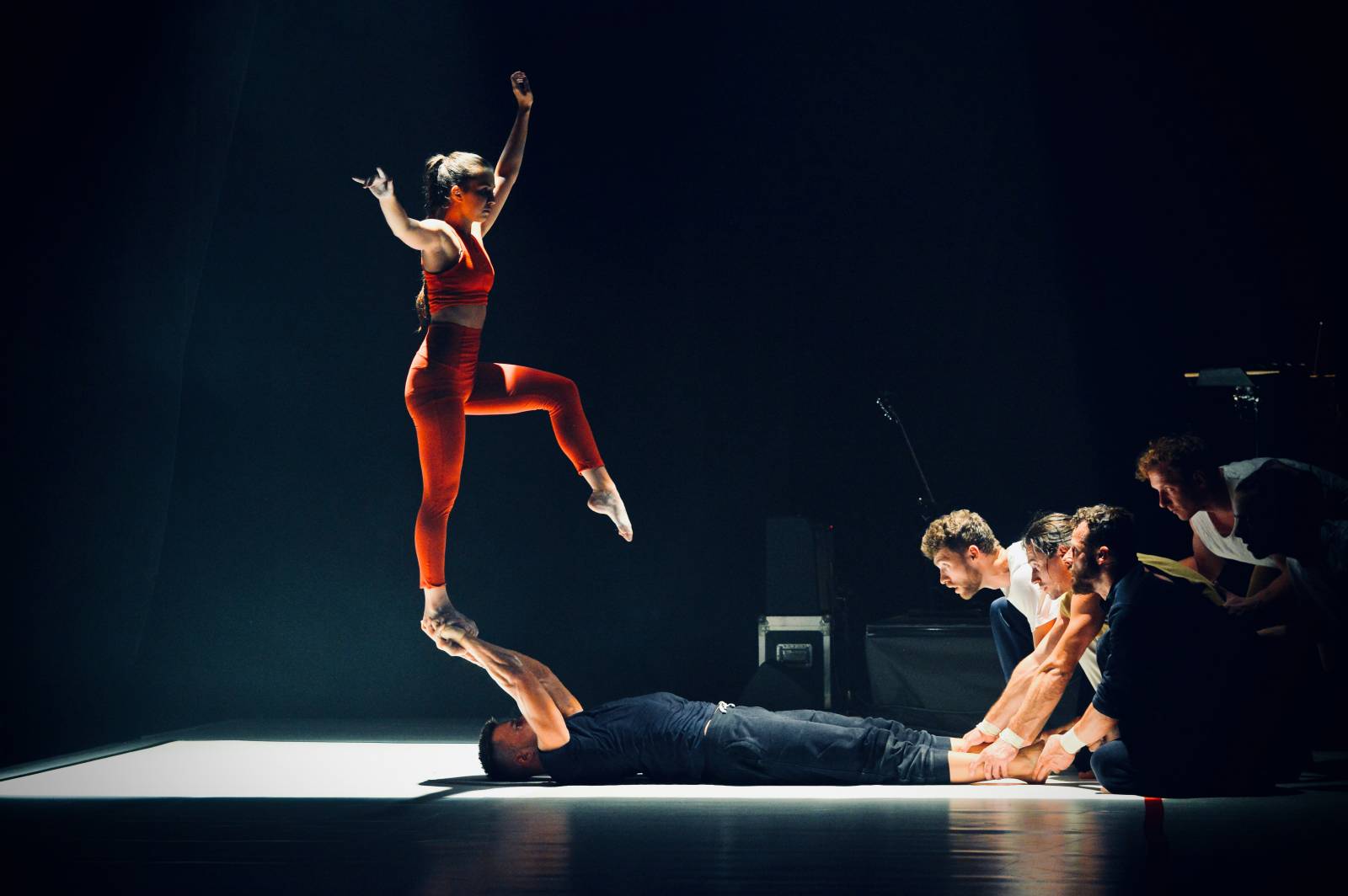 Turné glorchestra doprovodí se svojí akrobatickou show Losers Cirque Company