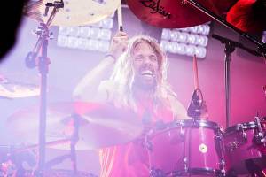 Foo Fighters budou londýnský vzpomínkový koncert na Taylora Hawkinse vysílat živě