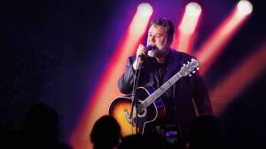 Russell Crowe s kapelou zahájí karlovarský filmový festival, jeho novou znělku nahrál Johnny Depp