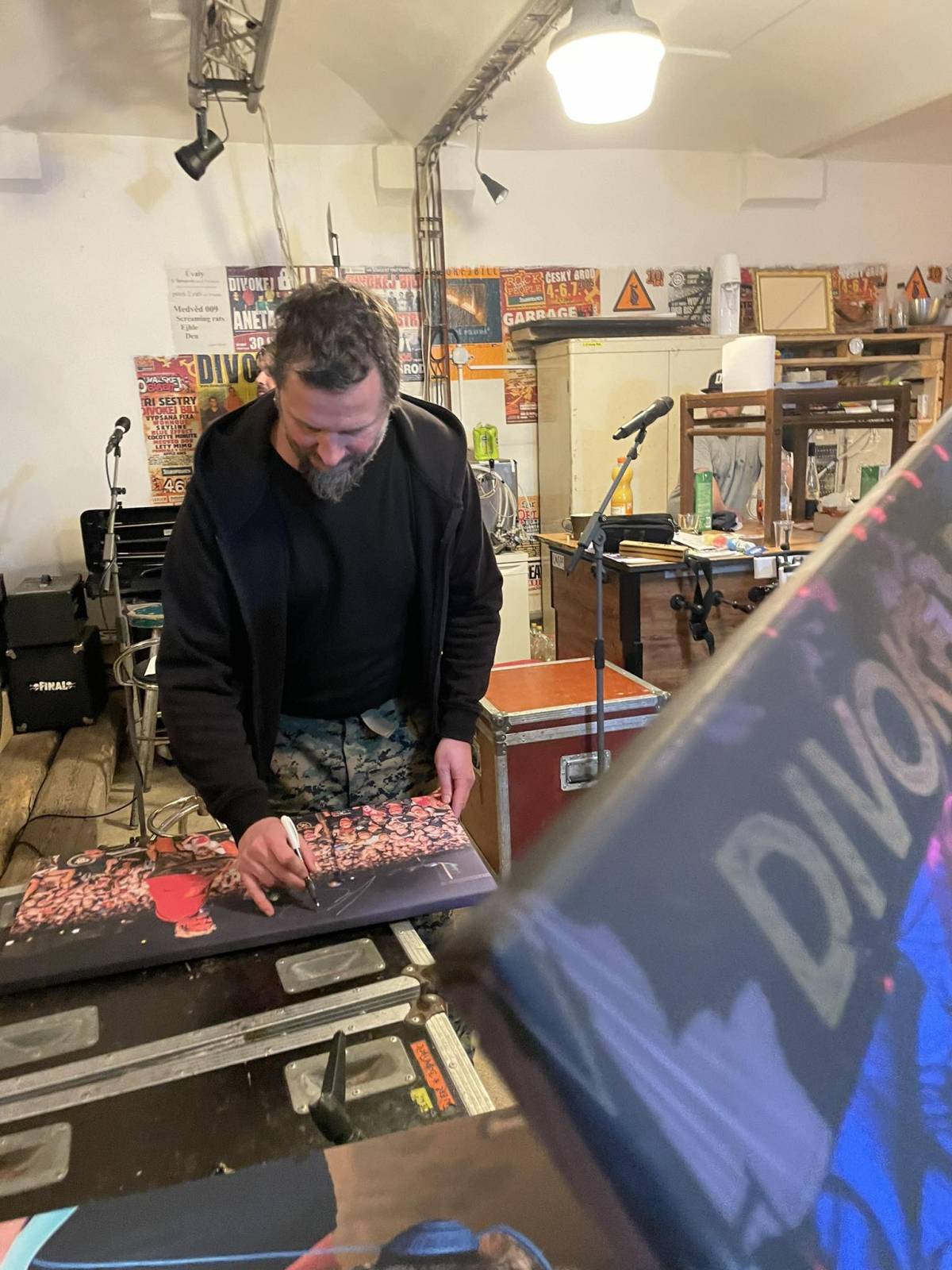 Rybičky 48, No Name, Arakain, Divokej Bill či Viktor Sheen zpříjemní Vánoce dětem z Klokánku