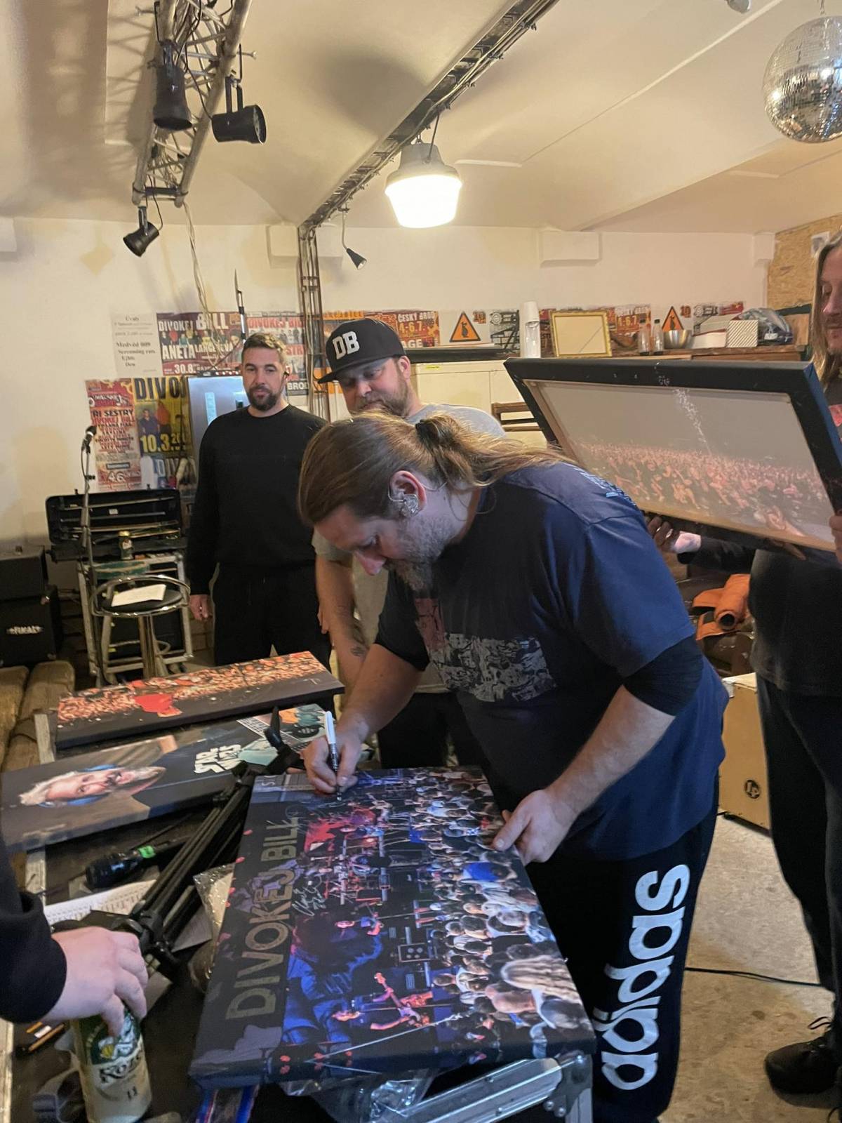 Rybičky 48, No Name, Arakain, Divokej Bill či Viktor Sheen zpříjemní Vánoce dětem z Klokánku