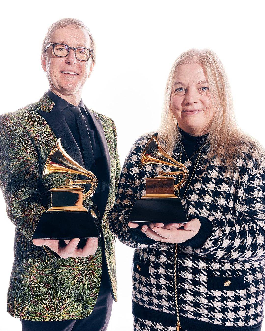 Grammy získali Taylor Swift, Miley Cyrus, Metallica i Beatles, oceněného rapera zatkla policie