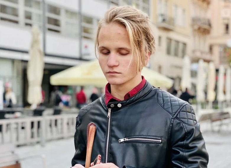 Zemřel nevidomý houslista a zpěvák Benjamin Levíček, teprve dvacetiletý hudebník nahrával i s Hřebejkem