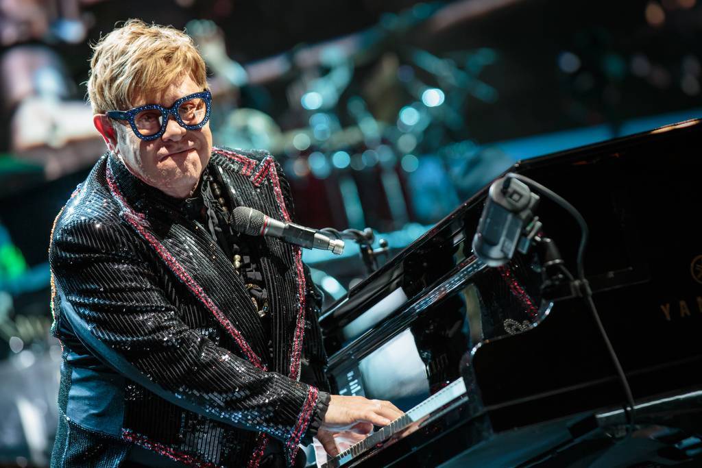Elton John přišel o zrak, na problémy se špatným viděním si stěžoval několik měsíců