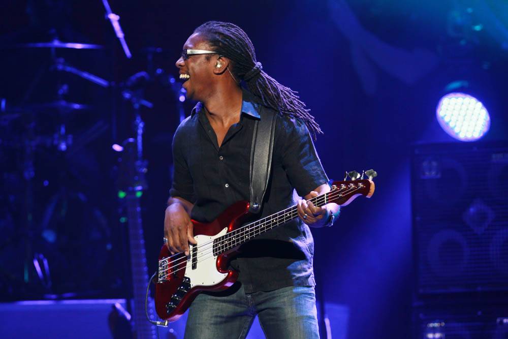 Zemřel baskytarista Steve Lewinson, hrál v britských Simply Red 