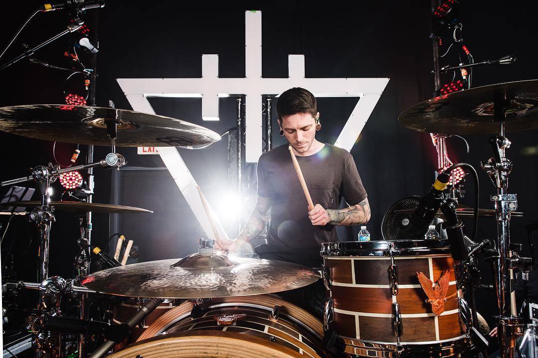 Zemřel bubeník The Devil Wears Prada. Byl na palubě letadla, které havarovalo v San Diegu