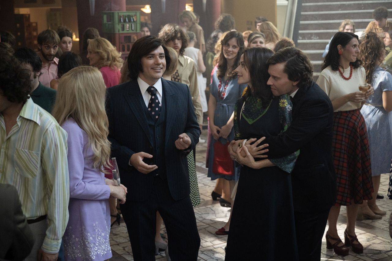 Vojta Kotek jako Karel Gott. Zpěváka ztvární ve filmu o Karolu Duchoňovi