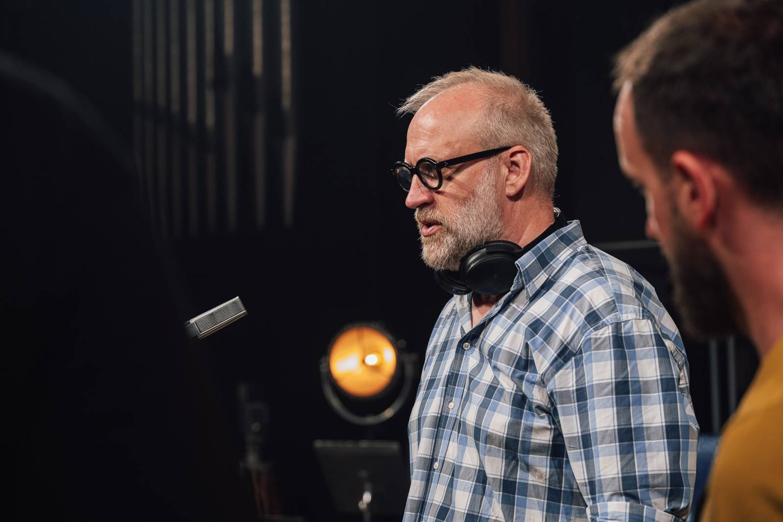 Vojta Kotek jako Karel Gott. Zpěváka ztvární ve filmu o Karolu Duchoňovi