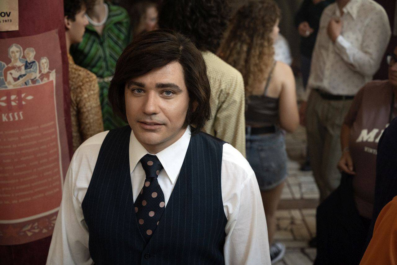 Vojta Kotek jako Karel Gott. Zpěváka ztvární ve filmu o Karolu Duchoňovi