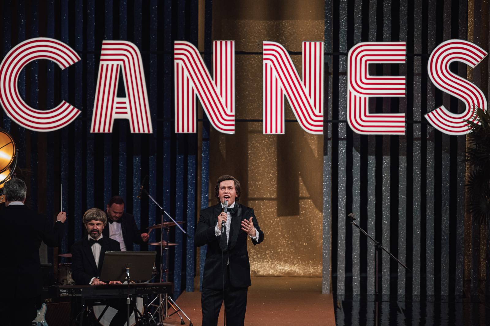 Vojta Kotek jako Karel Gott. Zpěváka ztvární ve filmu o Karolu Duchoňovi