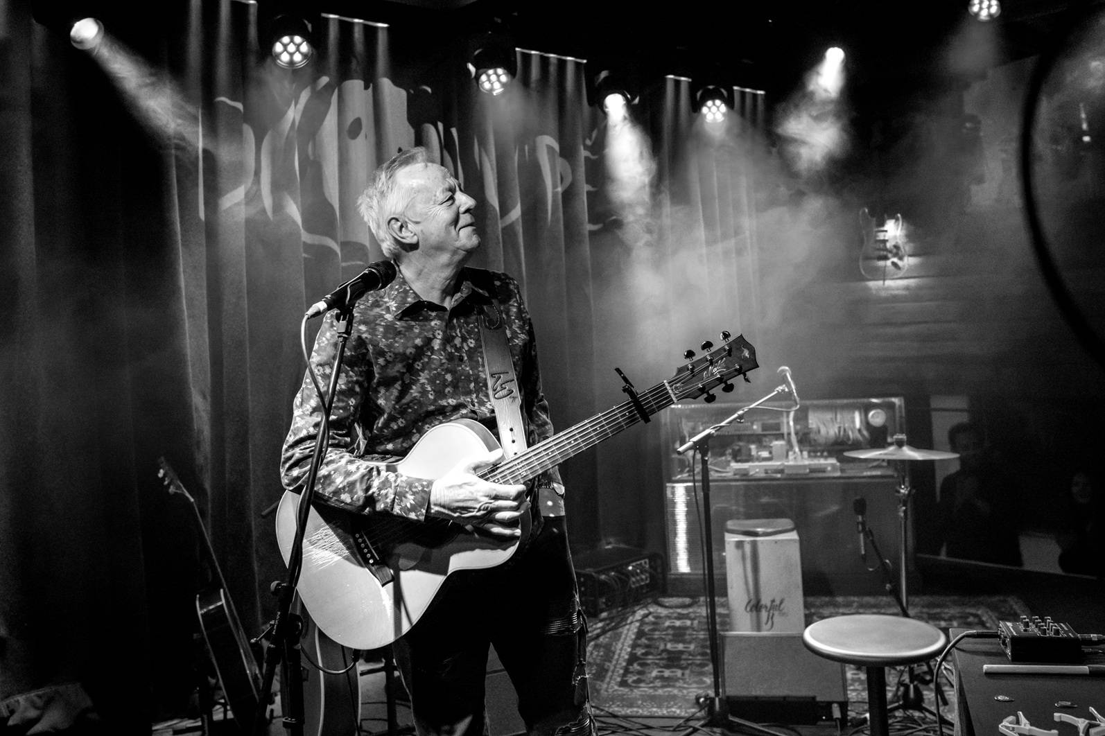 Kytarový mág Tommy Emmanuel vzdá poctu Praze a české hudbě, v listopadu vystoupí na Pražském hradě