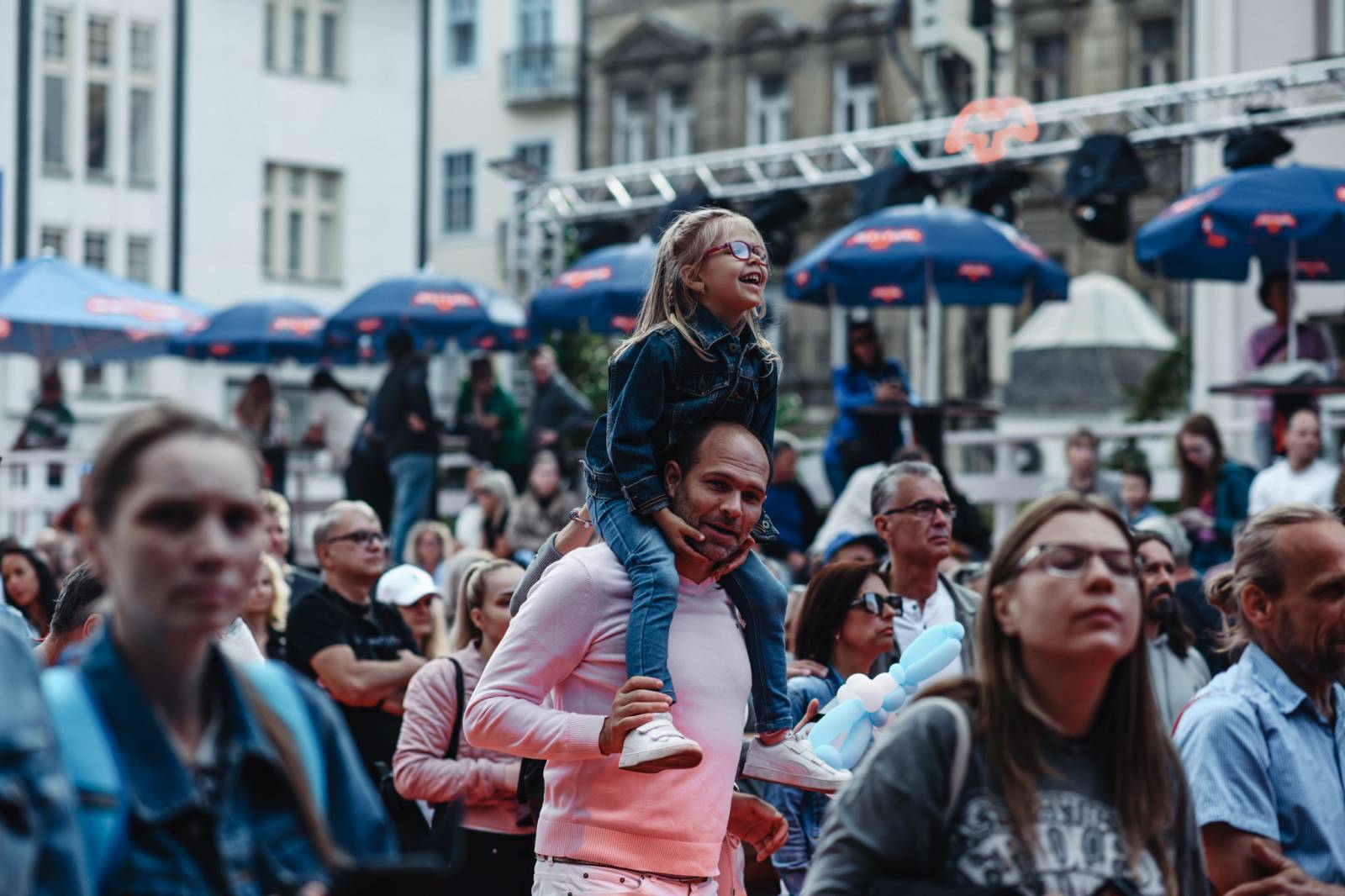 Karlovarský filmový festival láká i na hudební program. Na Mattoni Life Baru zazpívají Ben Cristovao, Chinaski i Ewa Farna