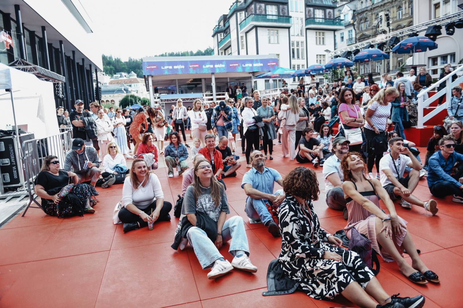 Karlovarský filmový festival láká i na hudební program. Na Mattoni Life Baru zazpívají Ben Cristovao, Chinaski i Ewa Farna