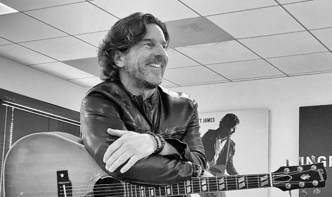 Zemřel Brett James. Se skladatelem a držitelem Grammy spadlo letadlo, bylo mu 57 let