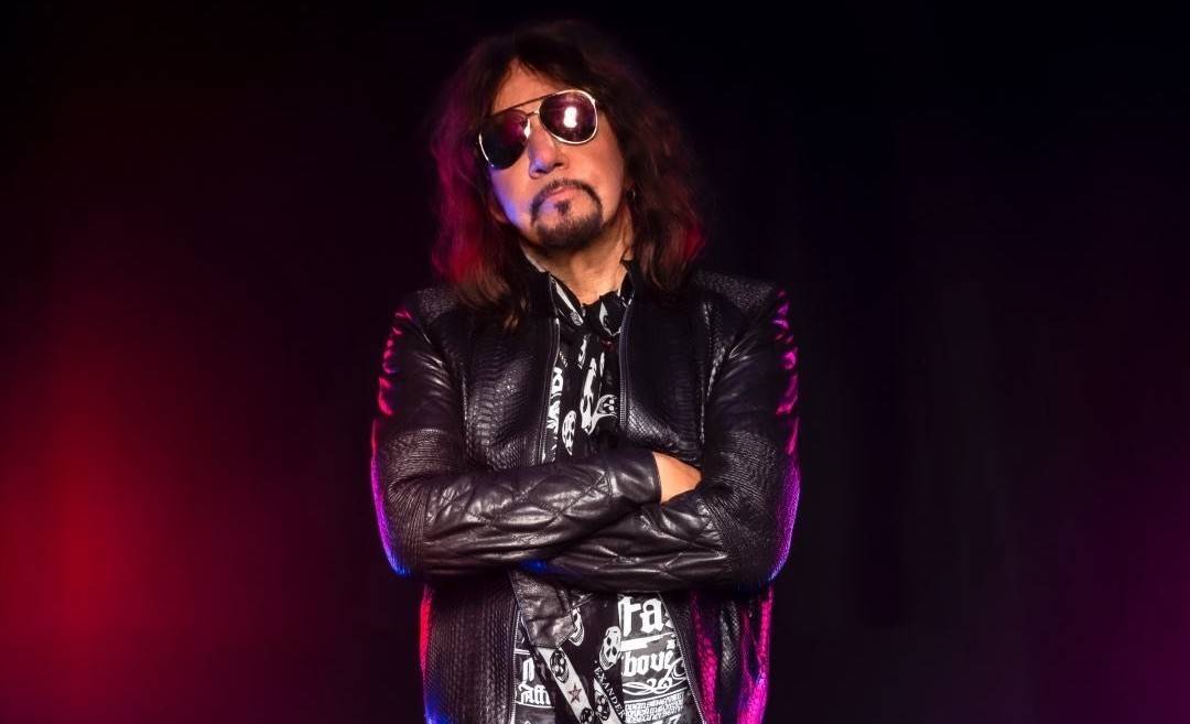 Ace Frehley zemřel. Kytarista Kiss podlehl následkům pádu ve studiu
