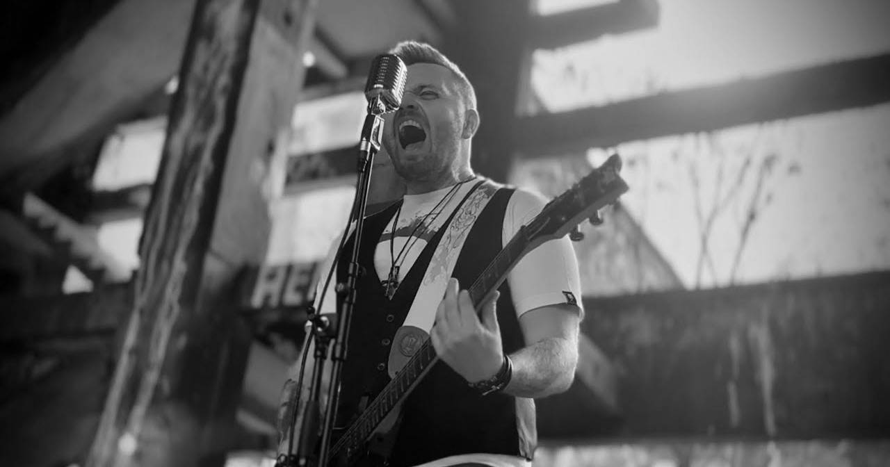 Zemřel Adam Urban. Třiatřicetiletý zpěvák podlehl zraněním po dopravní nehodě