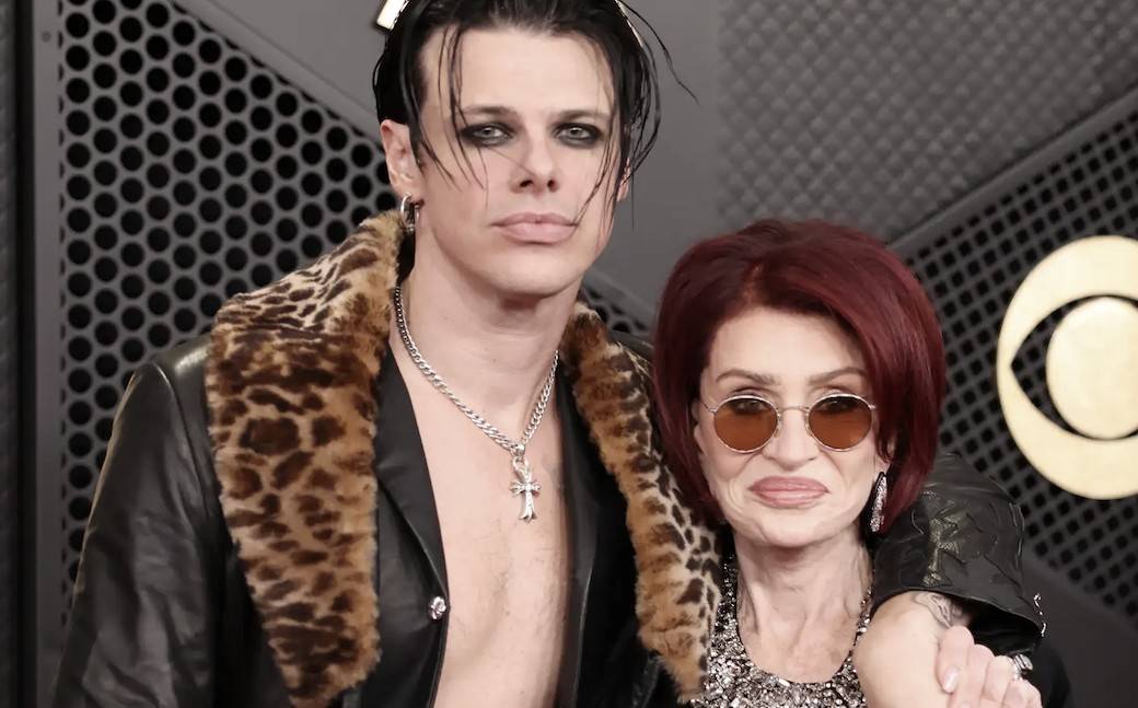 Grammy 2026: Nejlepší rockové představení odehrál Yungblud, cenu s ním převzala Sharon Osbourne. Bodovali i Turnstile a The Cure