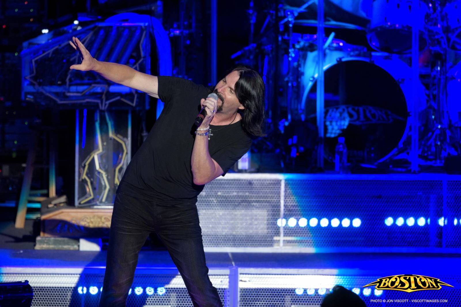 Zemřel zpěvák Tommy DeCarlo. V kapele Boston převzal otěže po svém idolovi Bradu Delpovi, který spáchal sebevraždu